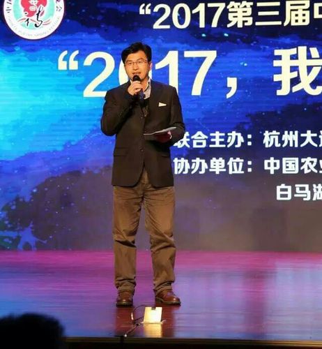 世界詩(shī)人大會(huì)副秘書(shū)長(zhǎng)兼中國(guó)辦事處主任北塔先生為詩(shī)歌朗誦作點(diǎn)評(píng)