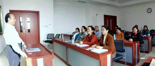 樂善有恒 手留余香———著名作家趙明友向現(xiàn)代文學(xué)班學(xué)員贈書小記