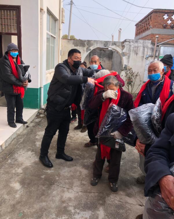 正念正心宗教學(xué)研究院執(zhí)行院長張磊為家鄉(xiāng)孤寡老人捐贈衣物生活物品