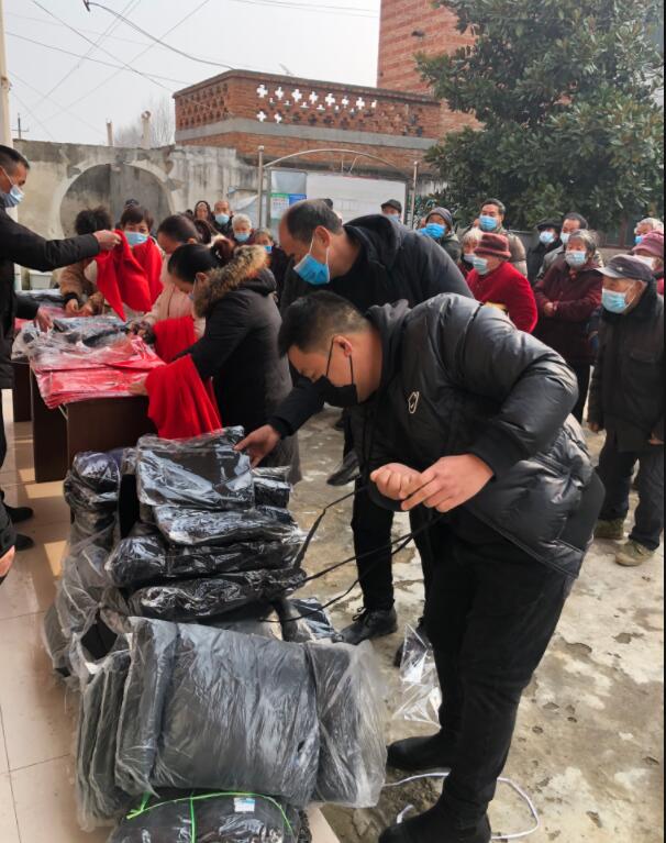 正念正心宗教學(xué)研究院執(zhí)行院長張磊為家鄉(xiāng)孤寡老人捐贈衣物生活物品