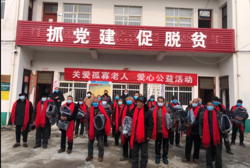 正念正心宗教學(xué)研究院執(zhí)行院長張磊為家鄉(xiāng)孤寡老人捐贈衣物生活物品